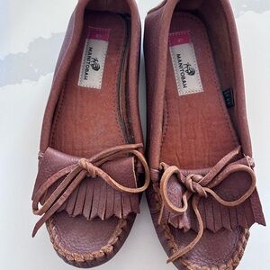 Manitobah Women's Deerskin Fringe Moccasins - never worn
